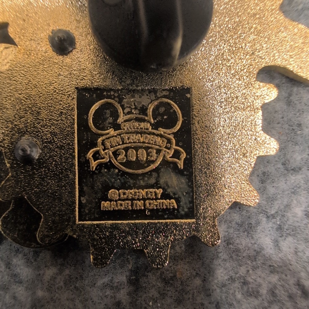 Disney Mickey Mouse Sun Wheel California Adventure Enamel Pin Trading 2003 Gold - Picture 4 of 4